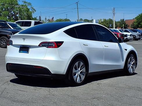 Used 2021 Tesla Model Y Standard Range image 7