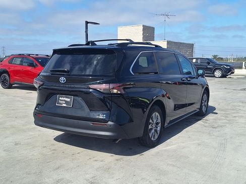 Used 2024 Toyota Sienna XLE w/ XLE Plus Package AWD/4WD image 5
