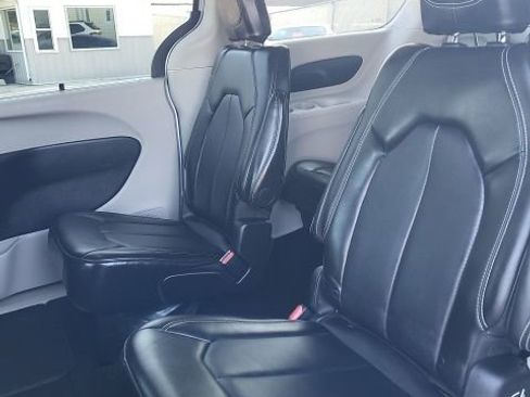 Used 2024 Chrysler Pacifica Touring-L FWD image 12