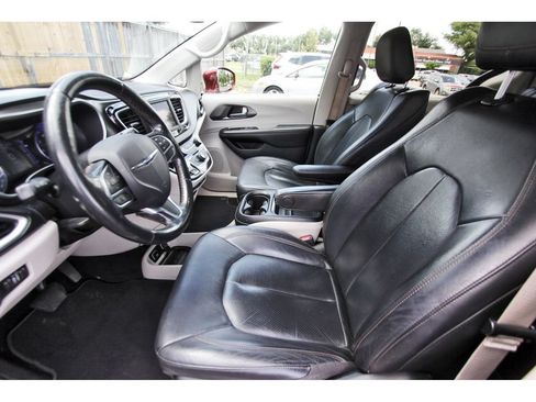 Used 2020 Chrysler Pacifica Touring-L FWD image 16