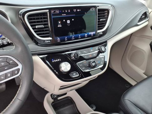 Used 2023 Chrysler Pacifica Touring-L FWD image 22
