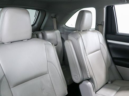 Used 2017 Toyota Highlander XLE FWD image 29
