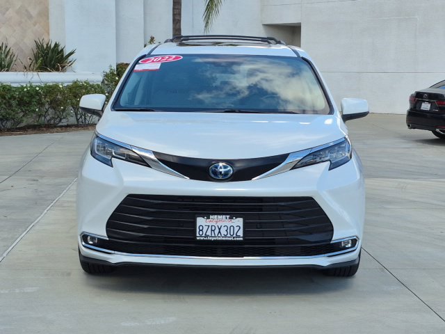Used 2022 Toyota Sienna XLE w/ XLE Plus Package FWD image 2