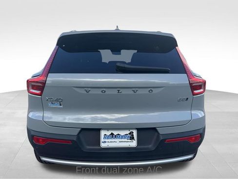 Used 2024 Volvo XC40 B5 Core image 3