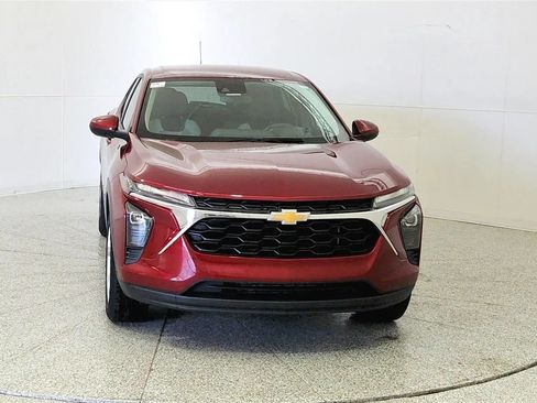 Used 2024 Chevrolet Trax LS w/ LS Convenience Package FWD image 2