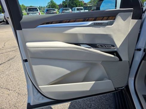 Used 2025 Cadillac Escalade Premium Luxury Platinum AWD/4WD image 24