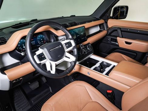 Used 2025 Land Rover Defender 110 X-Dynamic SE AWD/4WD image 19