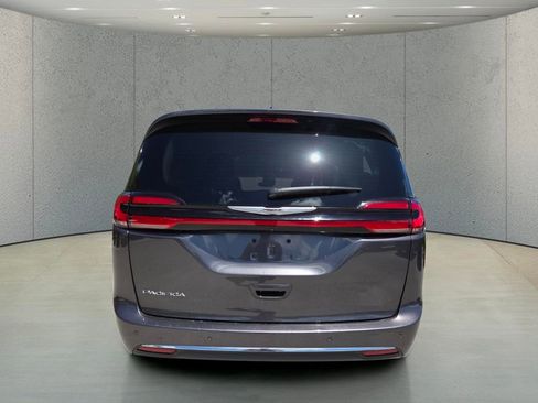Used 2023 Chrysler Pacifica Touring-L FWD image 4