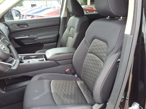 Used 2024 Nissan Pathfinder SV image 11