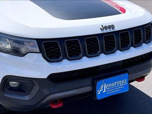 Used 2025 Jeep Compass Trailhawk AWD/4WD image 31