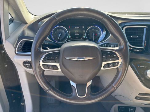 Used 2018 Chrysler Pacifica Touring-L Plus w/ Advanced Safetytec Group FWD image 11