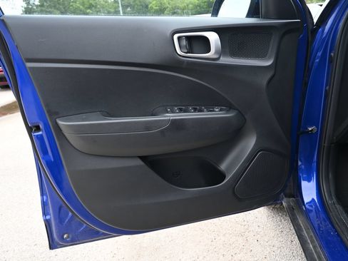 Used 2025 Hyundai Venue SEL FWD image 8