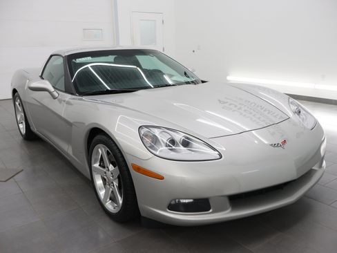 Used 2005 Chevrolet Corvette Coupe w/ Preferred Equipment Group RWD image 2