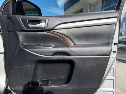 Used 2015 Toyota Highlander XLE image 16