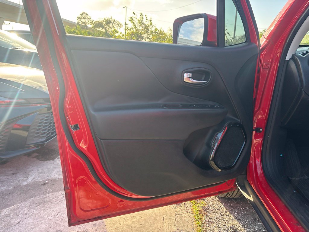 Used 2018 Jeep Renegade Altitude w/ UConnect 8.4 Nav Group AWD/4WD image 10