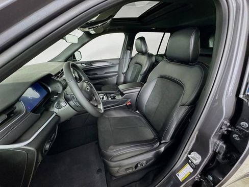 New 2025 Jeep Grand Cherokee Altitude image 23