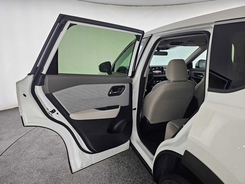 Used 2023 Nissan Rogue SV image 16