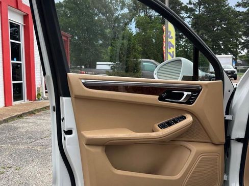 Used 2015 Porsche Macan S image 12