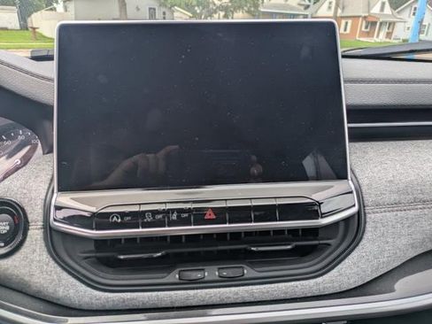 Used 2023 Jeep Compass Latitude image 6