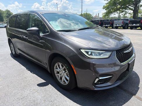 Used 2023 Chrysler Pacifica Touring-L FWD image 2