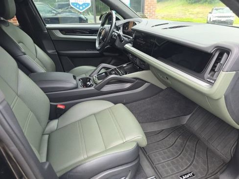 Used 2024 Porsche Cayenne AWD/4WD image 15