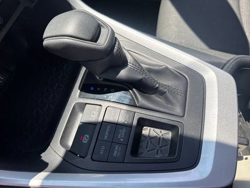 Used 2025 Toyota RAV4 XLE AWD/4WD image 18