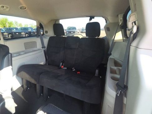 Used 2016 Dodge Grand Caravan SXT image 17