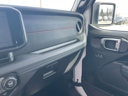 Used 2025 Jeep Wrangler Unlimited Rubicon image 34