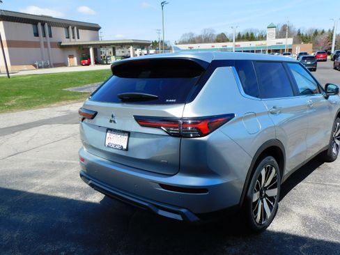 New 2025 Mitsubishi Outlander SE image 7