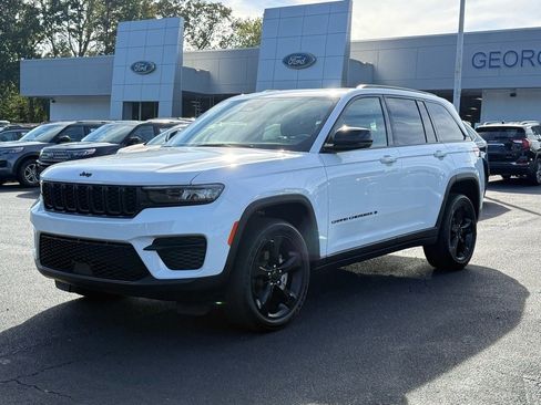 Used 2025 Jeep Grand Cherokee Altitude image 8