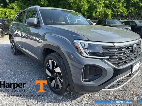 Used 2025 Volkswagen Atlas Cross Sport SE w/ Panoramic Sunroof Package FWD image 7