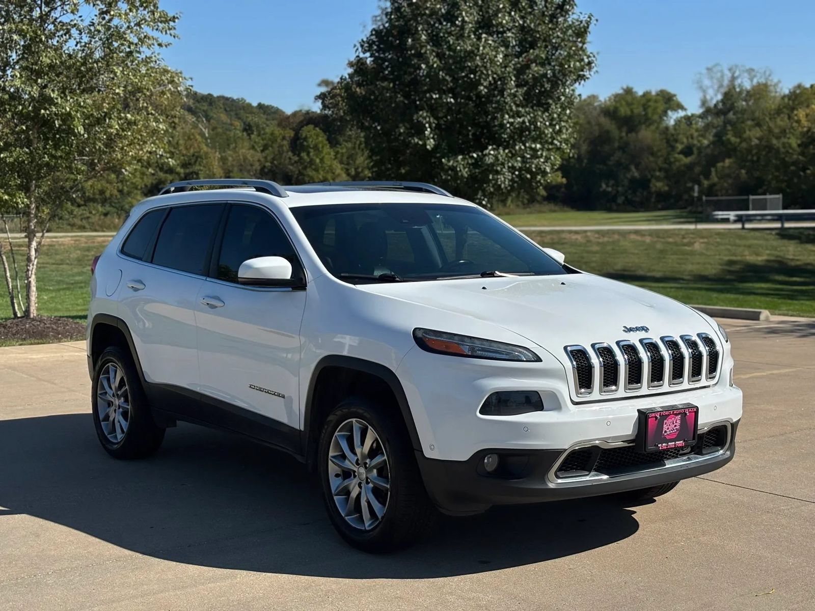 Used 2018 Jeep Cherokee Limited w/ Technology Group AWD/4WD image 3