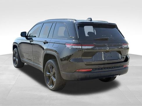 Used 2025 Jeep Grand Cherokee Altitude RWD image 3