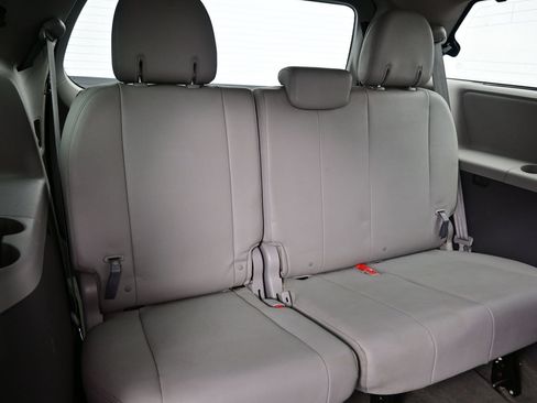 Used 2018 Toyota Sienna XLE Premium w/ Carpet Mat Package FWD image 20