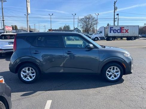 Certified 2022 Kia Soul LX w/ Technology Package image 8