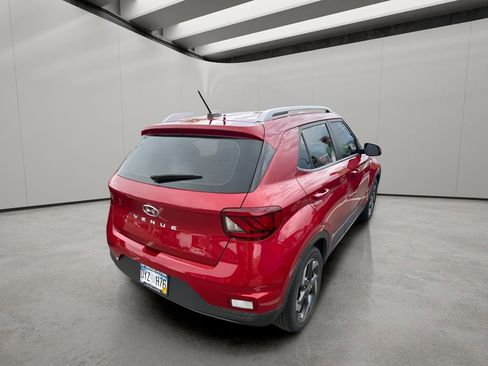 Used 2023 Hyundai Venue Limited FWD image 3