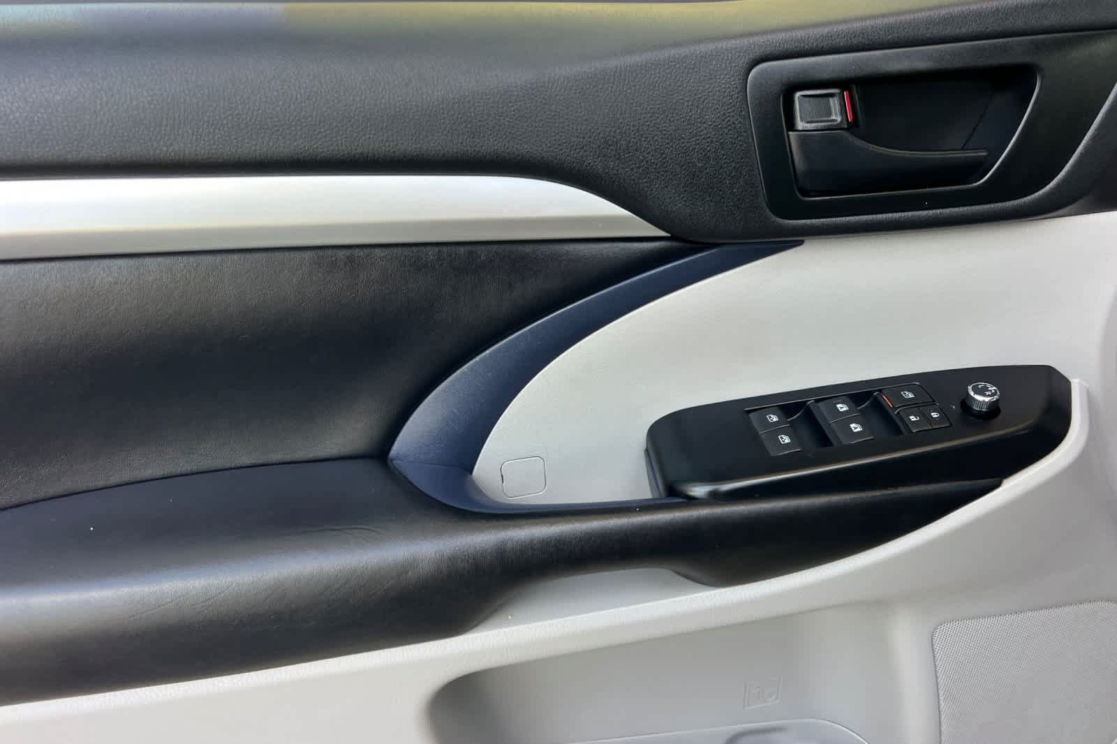 Certified 2019 Toyota Highlander Plus FWD image 12