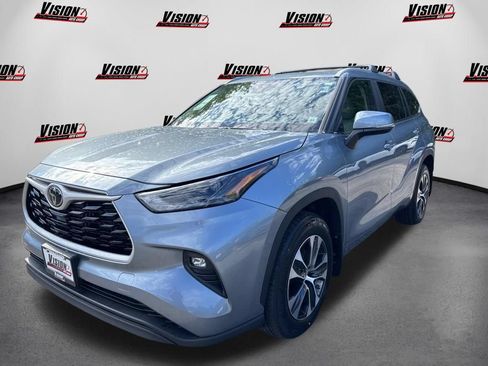 Used 2024 Toyota Highlander XLE AWD/4WD image 1