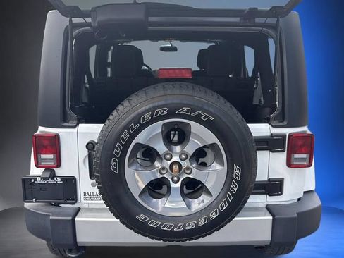Used 2017 Jeep Wrangler Unlimited Sahara w/ Dual Top Group AWD/4WD image 19