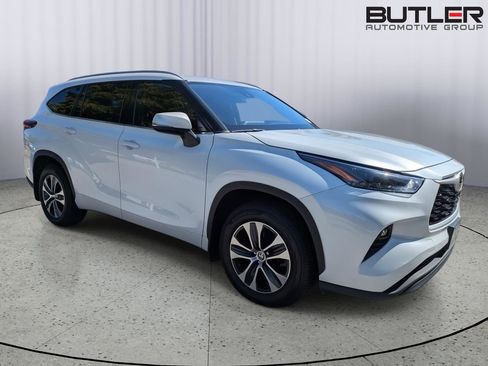 Used 2022 Toyota Highlander XLE AWD/4WD image 10