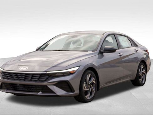 New 2025 Hyundai Elantra SEL image 3