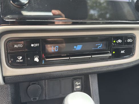 Used 2017 Toyota Corolla LE FWD image 7