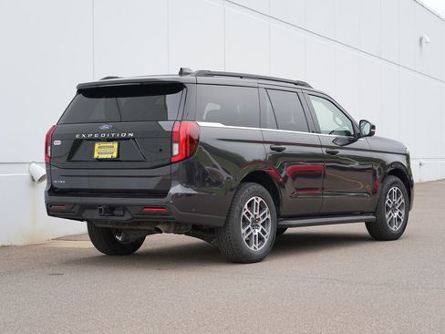 Used 2025 Ford Expedition Active AWD/4WD image 3