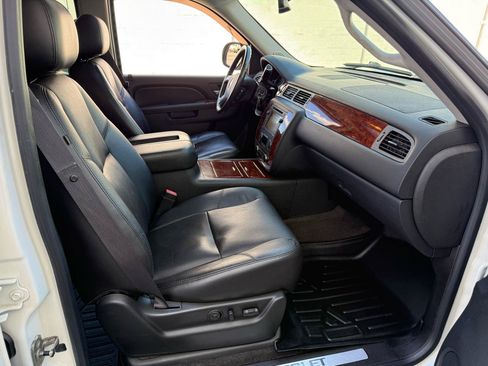 Used 2011 Chevrolet Avalanche LTZ AWD/4WD image 54
