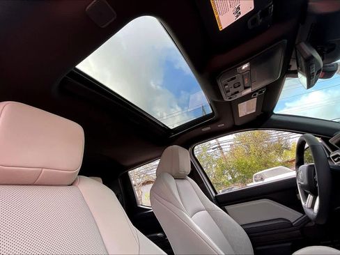 Used 2025 Toyota Tacoma Limited image 13