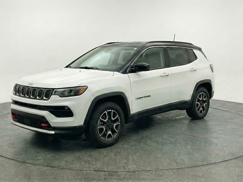 Used 2025 Jeep Compass Trailhawk w/ Trailer Tow Group AWD/4WD image 3