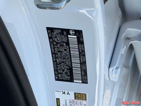 Used 2025 Toyota Prius Plug-In Hybrid FWD image 31