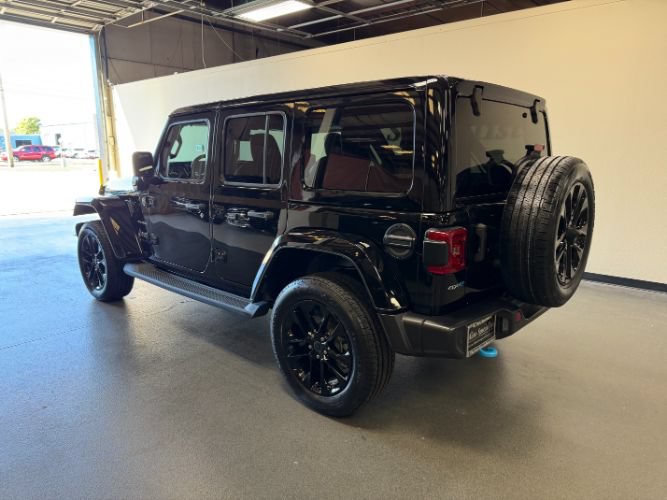 Used 2024 Jeep Wrangler Unlimited Sahara w/ Technology Group AWD/4WD image 2