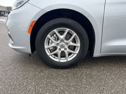 Used 2024 Chrysler Pacifica Touring-L image 29