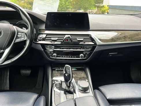 Used 2018 BMW 530e w/ Premium Package 2 RWD image 13